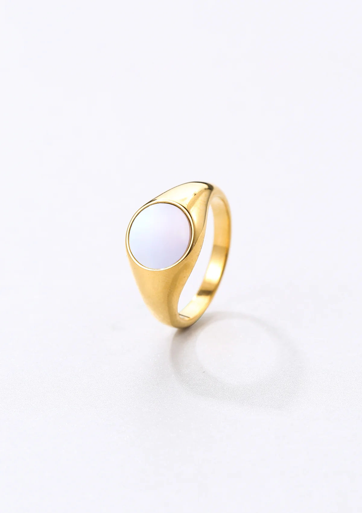 Circle Shell Signet Ring Gold - Image 3