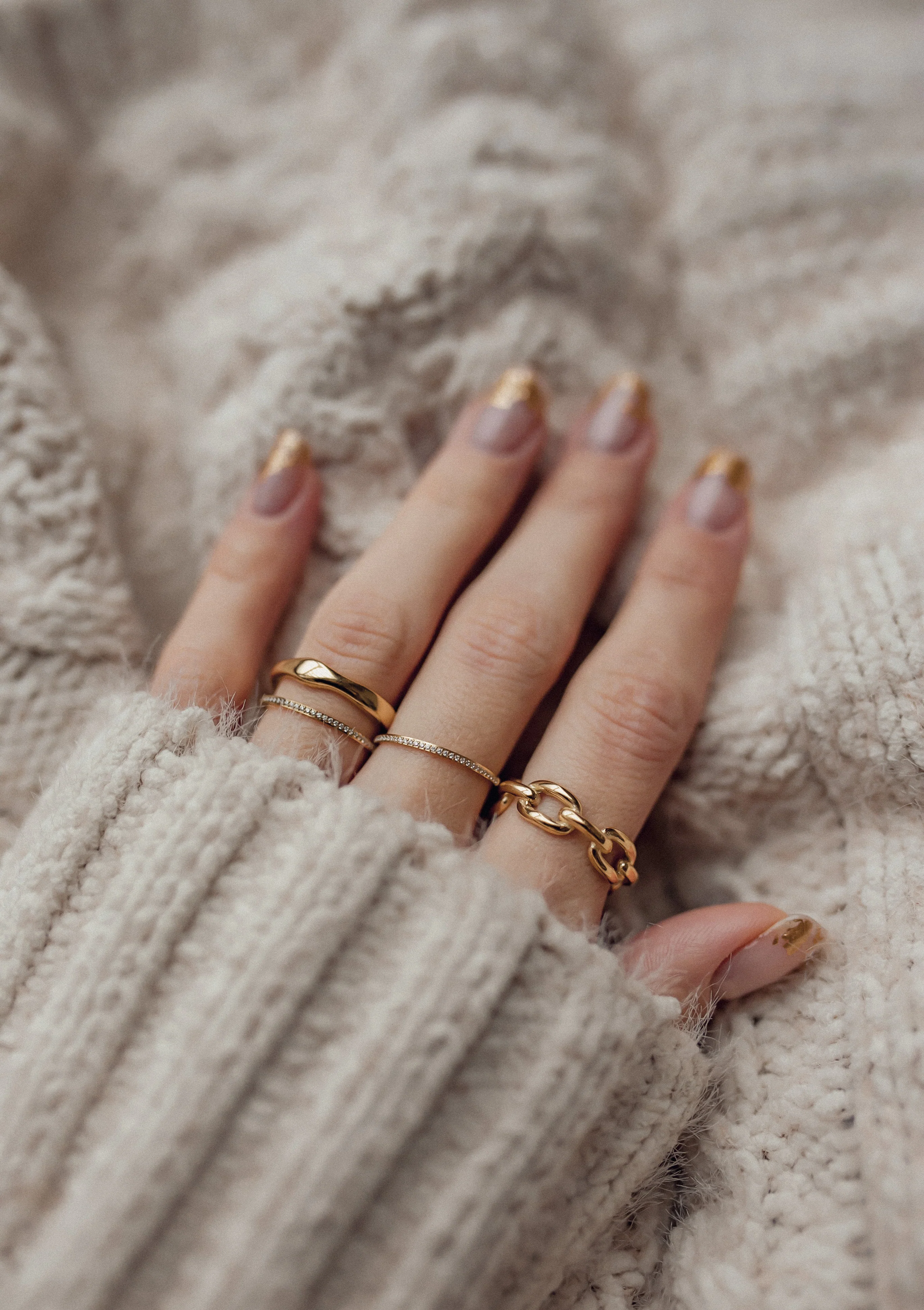 Slim Wavy Band Ring Gold - Image 4